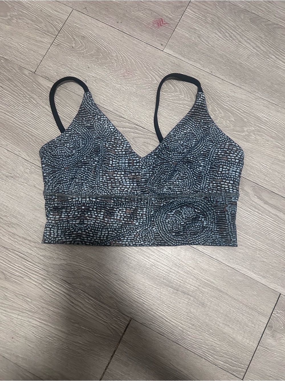 Patterned V-Neck Sports Bralette in Black and Gray
